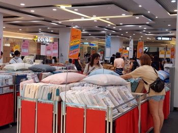 Akemi-Uchi-Hooga-Warehouse-Sale-2023-Singapore-Clearance-Bedding-Home-Living-Pillows-2-350x263 21-26 Mar 2023: AKEMI UCHI & HOOGA Warehouse Sale: The WAREHOUSE Fiesta! Up to 70% OFF at Suntec City