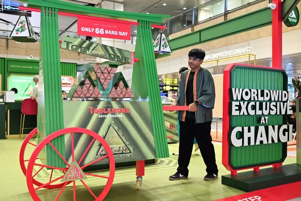 Changi-Airport-Toblerone-Strawberry-Matcha-Pop-Up-Promotion-1 Now till 25 June 2026: Changi Airport Toblerone Strawberry Matcha Pop-Up Promotion at Terminal 2 – Limited Edition Chocolate Bar Event You Should Not Miss