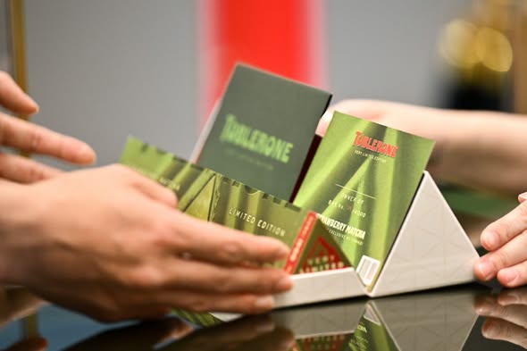 Changi-Airport-Toblerone-Strawberry-Matcha-Pop-Up-Promotion-2 Now till 25 June 2026: Changi Airport Toblerone Strawberry Matcha Pop-Up Promotion at Terminal 2 – Limited Edition Chocolate Bar Event You Should Not Miss