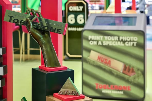 Changi-Airport-Toblerone-Strawberry-Matcha-Pop-Up-Promotion-3 Now till 25 June 2026: Changi Airport Toblerone Strawberry Matcha Pop-Up Promotion at Terminal 2 – Limited Edition Chocolate Bar Event You Should Not Miss